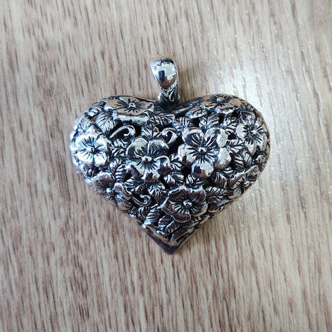 sterling pendant heart with flower motif