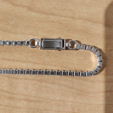 2.5 mm high polish box chain bracelet showing a push button clasp all insterling silver